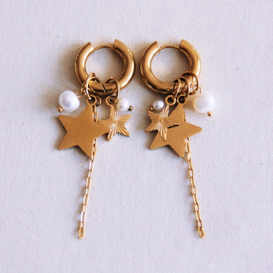 Boucle d'oreille large en acier avec étoiles, perle et chaîne - or