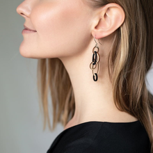 Charger l&#39;image dans la galerie, Boucles d&#39;oreilles courtes halo Bois-Noir
