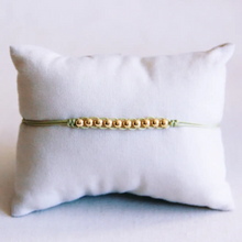 Charger l'image dans la galerie, Bracelet en satin avec perles dorées - vert
