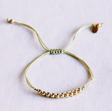 Charger l'image dans la galerie, Bracelet en satin avec perles dorées - vert

