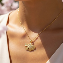 Charger l'image dans la galerie, Collier Ginkgo avec pendentif en acier inoxydable plaqué or 18 carats
