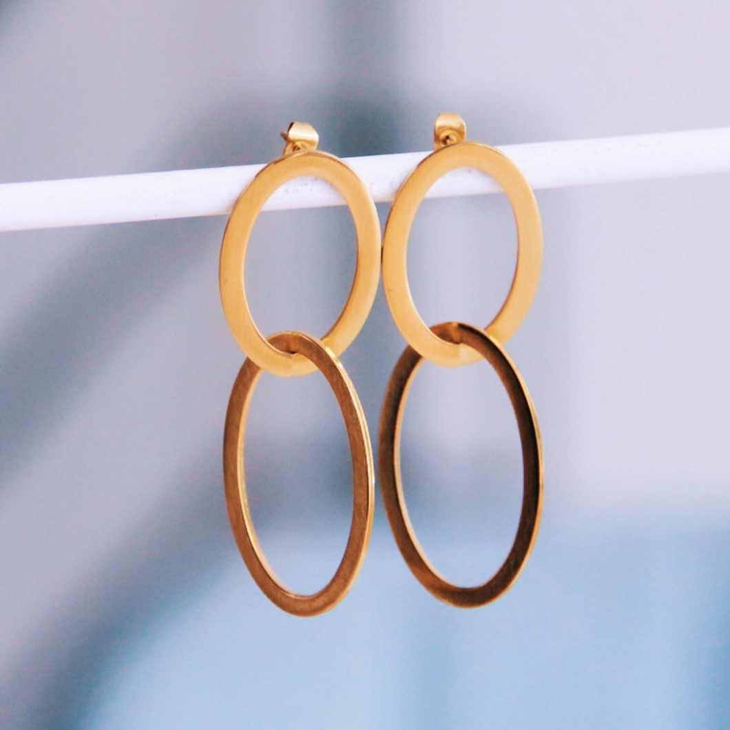 Earring with linked oval rings-gold
