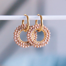 Charger l&#39;image dans la galerie, Earring with round faceted pendant - mocha

