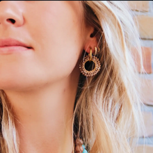 Charger l&#39;image dans la galerie, Earring with round faceted pendant - sorbet/bordeaux

