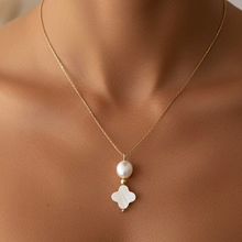 Charger l'image dans la galerie, Fleur de Pearl - Collier Trèfle blanc
