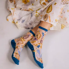 Charger l'image dans la galerie, Floralia Bleue • Chaussettes transparentes à fleurs femme
