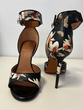 Charger l&#39;image dans la galerie, Sandales GIVENCHY – T37
