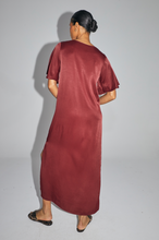 Charger l&#39;image dans la galerie, La Robe maxi Ruby en viscose satinée merlot fabriquée en Italie
