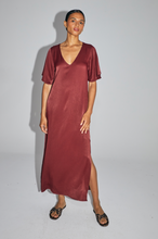 Charger l&#39;image dans la galerie, La Robe maxi Ruby en viscose satinée merlot fabriquée en Italie
