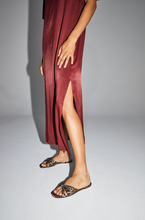 Charger l&#39;image dans la galerie, La Robe maxi Ruby en viscose satinée merlot fabriquée en Italie
