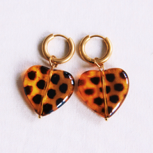 Charger l'image dans la galerie, Large anneau en acier inoxydable avec cœur léopard en résine
