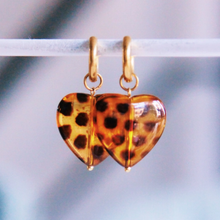 Charger l'image dans la galerie, Large anneau en acier inoxydable avec cœur léopard en résine
