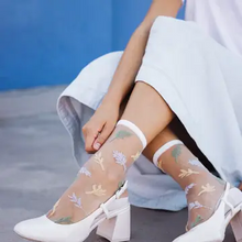 Charger l'image dans la galerie, Les Alpes Pastel • Chaussettes transparentes feuilles femme
