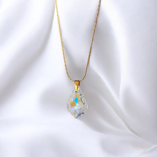 Charger l'image dans la galerie, Mystic Drop - Collier avec pendentif demi-cristal
