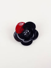 Charger l'image dans la galerie, Broche camélia laquée rouge: Rouge
