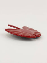 Charger l'image dans la galerie, Grande broche gingko laquée rouge: Rouge
