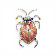 Charger l'image dans la galerie, Broche Scarabée rose brodée à la main
