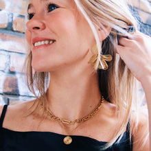 Charger l&#39;image dans la galerie, Fine earring with graceful flower leaves

