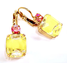 Charger l'image dans la galerie, Boucles d'oreilles pendantes estivales jaune et rose en verre faites à la main
