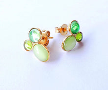 Charger l'image dans la galerie, Boucles d'oreilles en opale vert or avec pierres en verre
