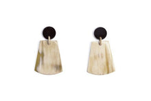 Charger l'image dans la galerie, Boucles d’oreilles Beaters en corne blond et noire
