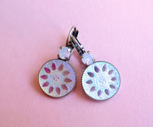 Charger l'image dans la galerie, Magnifiques boucles d'oreilles en verre vintage blanc rose fleurs

