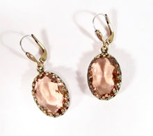 Charger l'image dans la galerie, Boucles d'oreilles pendantes – Verre vintage pêche &amp; finition bronze doré
