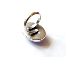 Charger l'image dans la galerie, Bague en verre pierre de lune bleu violet ovale fait main vintage
