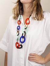 Charger l'image dans la galerie, Collier long à anneaux ovales plats de 3 tailles en turquoise, indigo et laque orange: Multiples
