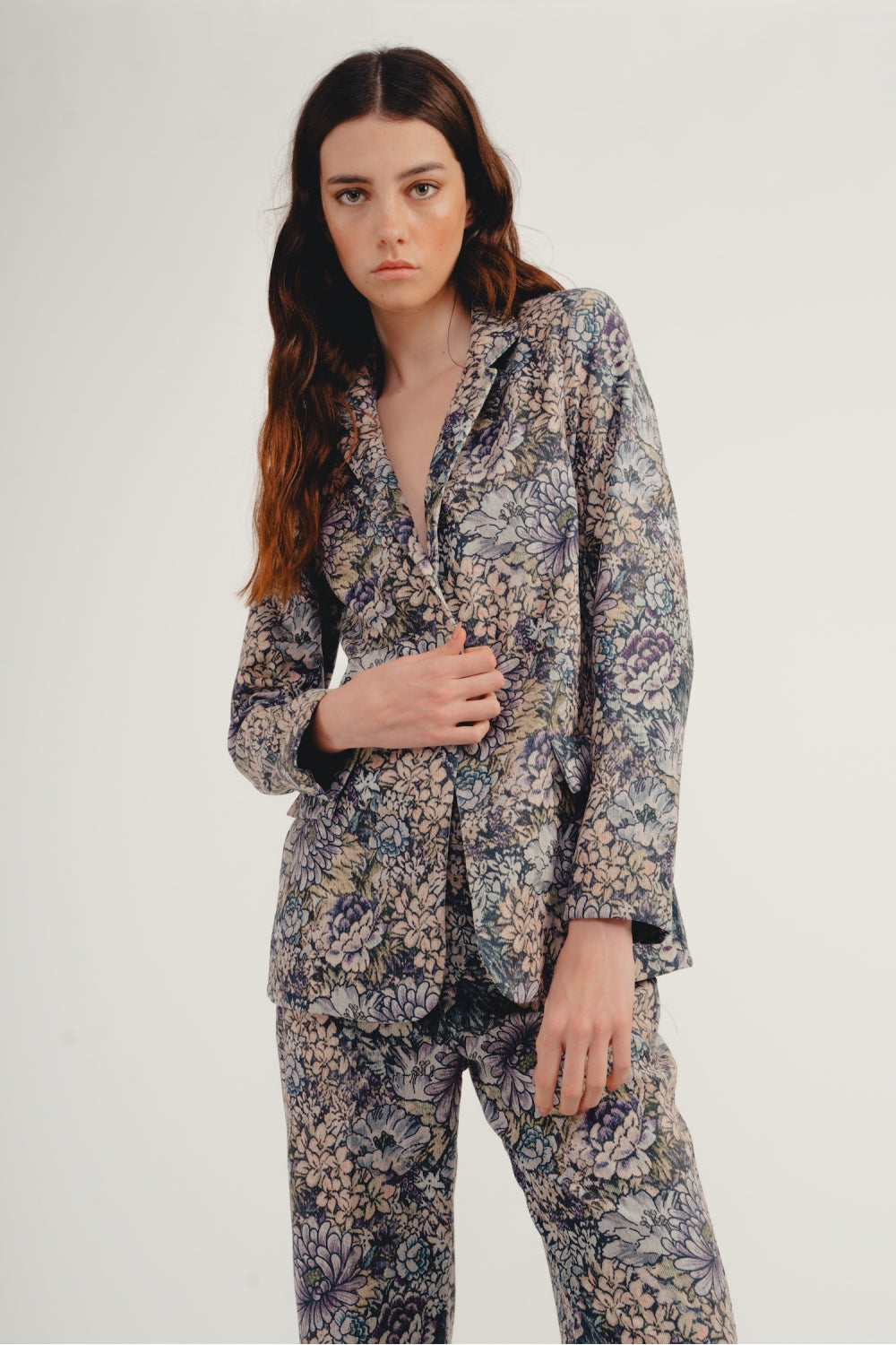 Le blazer Kirstie en velours tapis fleurs bleues