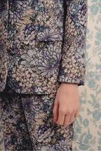 Charger l&#39;image dans la galerie, Le blazer Kirstie en velours tapis fleurs bleues
