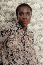 Charger l&#39;image dans la galerie, La blouse Jill Black Flowers noire
