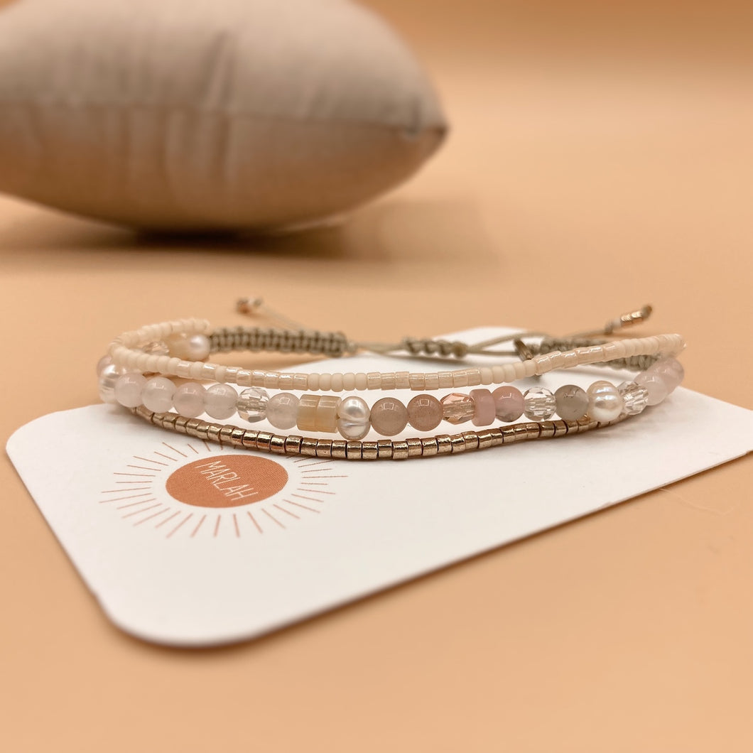 Bracelet triple rang en perles et PERLES MIYUKI, QUARTZ ROSE, PIERRE DE SOLEIL, NACRE
