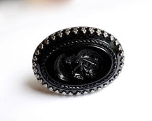 Charger l'image dans la galerie, Grande bague ajustable camée noir , finition argent vieilli
