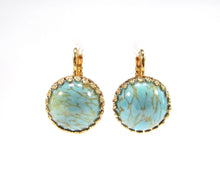 Charger l'image dans la galerie, Boucles d'oreilles  – Verre bohémien vintage turquoise &amp; monture couronne dorée
