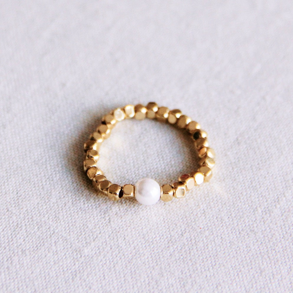 Elastic ring with pearl