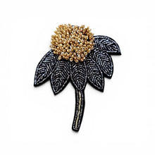 Charger l'image dans la galerie, Broche Fleur dorée &amp; charbon brodée à la main
