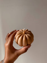 Charger l'image dans la galerie, Bougie citrouille cire d'olive orange rouille 2 tailles: Automne gourmand / Grand
