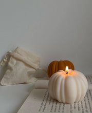Charger l'image dans la galerie, Bougie citrouille cire d'olive orange rouille 2 tailles: Automne gourmand / Grand
