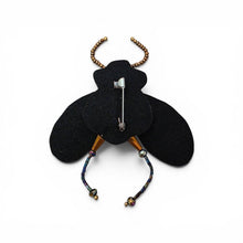 Charger l'image dans la galerie, Broche Abeille brodée à la main
