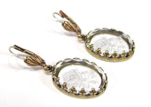 Charger l'image dans la galerie, Boucles d'oreilles romantiques en forme de rose en verre vintage fait main
