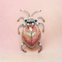 Charger l'image dans la galerie, Broche Scarabée rose brodée à la main
