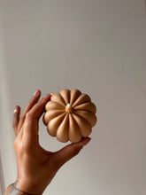 Charger l'image dans la galerie, Bougie citrouille cire d'olive orange rouille 2 tailles: Automne gourmand / Grand
