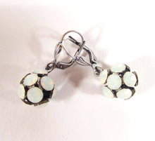 Charger l'image dans la galerie, Boucles d'oreilles SoHo® Opale Blanche avec Strass
