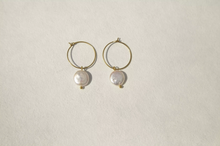 Charger l&#39;image dans la galerie, Delicate Gold-tone Hoop Earrings

