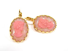 Charger l'image dans la galerie, Boucles d'oreilles pendantes – Verre bohémien vintage rose &amp; finition dorée à l'or
