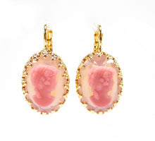 Charger l'image dans la galerie, Boucles d'oreilles pendantes – Verre bohémien vintage rose &amp; finition dorée à l'or
