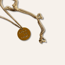 Charger l'image dans la galerie, Collier Médaille message BORN TO SHINE
