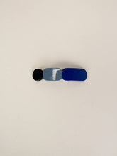 Charger l'image dans la galerie, Barrette Totem en corne noire et laque bleue
