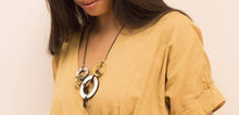 Charger l'image dans la galerie, Collier en corne avec laque et laiton
